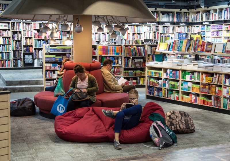 vitrine-LE LAVANDOU-min_books_bookstore_book_reader_readers_reading_shop_sale_books-849006