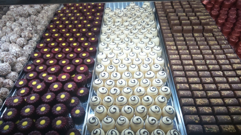 vitrine-LE LAVANDOU-min_chocolates_milk_chocolate_white_chocolate_truffles_candy_food_treat_cacao-1213769