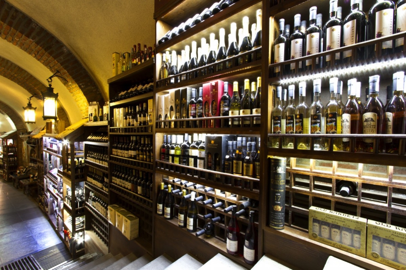 vitrine-LE LAVANDOU-min_world_street_travel_shop_canon_georgia_wine_bottles-429767